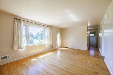 Perfect Easy Living in a Highly Desirable Location! This - photo 5