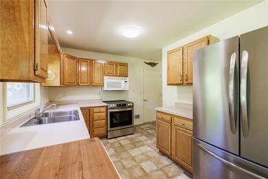 Perfect Easy Living in a Highly Desirable Location! This - photo 10