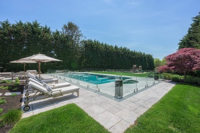Nestled on a quiet cul-de-sac in Southampton, this beautifully - photo 4