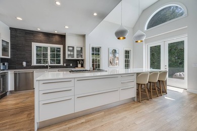 Nestled on a quiet cul-de-sac in Southampton, this beautifully - photo 10