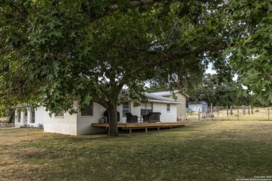 Updated home on 8.29 acres near Medina Lake with no livestock - photo 4