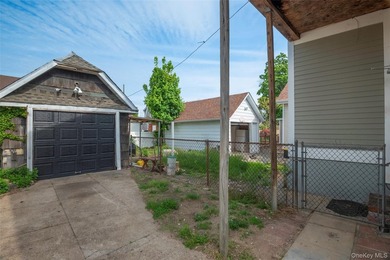 Welcome to this spacious 5-bedroom, 3 bathroom home located in - photo 14