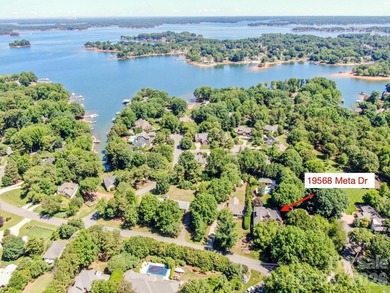 Welcome to 19568 Meta Rd, in popular Diane Shores, a waterfront - photo 2