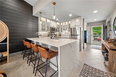 Stunning remodeled top-floor condo in a prime Lake Ozark - photo 2