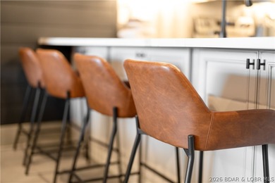Stunning remodeled top-floor condo in a prime Lake Ozark - photo 4