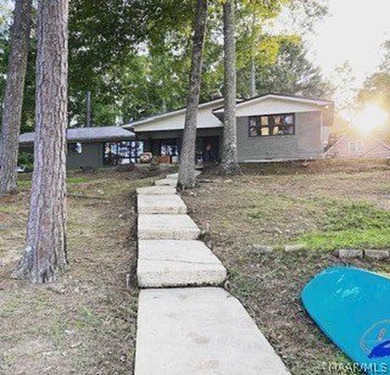 Welcome to your next Lake Martin retreat! When pulling into the - photo 3