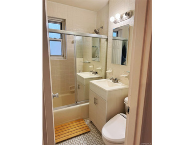 Bright and well-maintained one-bedroom garden co-op in the heart - photo 5