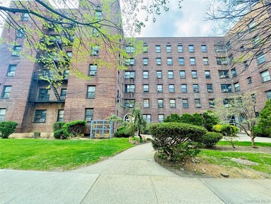 Welcome to a Spacious and well-maintained two-bedroom co-op - photo 2