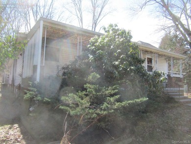 3 Bedroom, 2.5 Bathroom Ranch in V/Greenwood Lake! Sold as-is - photo 2