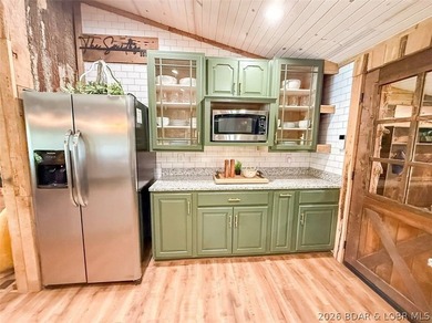 This log cabin dates back to the 1890, is beautiful remodeled - photo 4