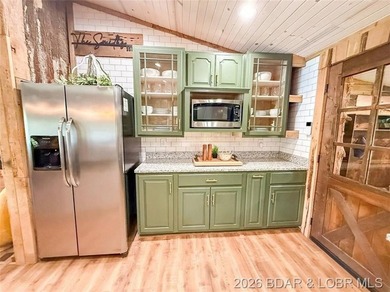 This log cabin dates back to the 1890, is beautiful remodeled - photo 5
