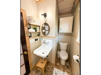 This log cabin dates back to the 1890, is beautiful remodeled - photo 7
