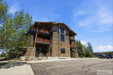 This top-floor Palisades condominium features stunning views of - photo 2