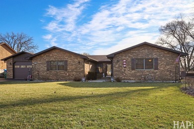 Chain O Lakes - Pistakee Lake Home For Sale in Mchenry Illinois