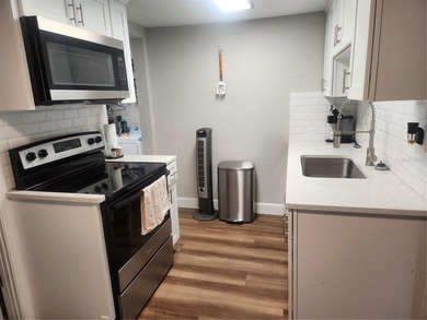 Florida charm in this cute, cozy Bungalow!   The interior has - photo 12