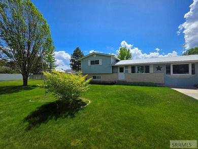 Nestled on a beautifully landscaped 0.45-acre lot in Shelley - photo 1