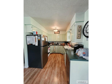 Nestled on a beautifully landscaped 0.45-acre lot in Shelley - photo 5