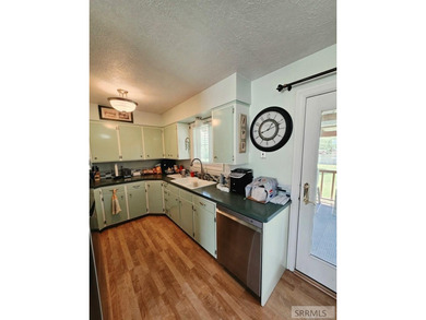 Nestled on a beautifully landscaped 0.45-acre lot in Shelley - photo 7