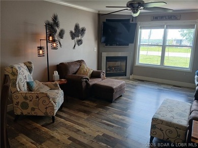 IMMACULATE ... [3-bedroom / 3 full bathrooms (2 ensuite - photo 2