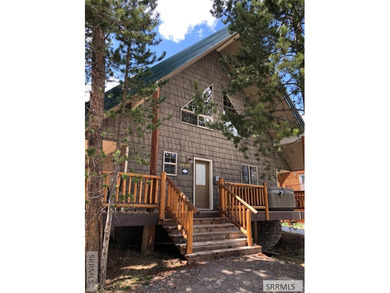 Beautiful cabin located near the Island Park Golf Course! With - photo 1