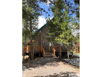Beautiful cabin located near the Island Park Golf Course! With - photo 2