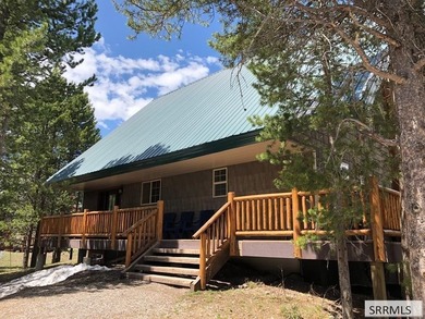 Beautiful cabin located near the Island Park Golf Course! With - photo 3