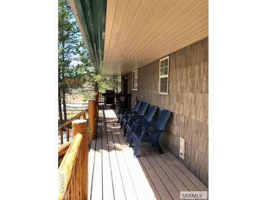 Beautiful cabin located near the Island Park Golf Course! With - photo 4