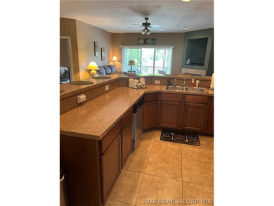 Beautiful well maintained lake condo. 3 bedroom and 2 baths - photo 4