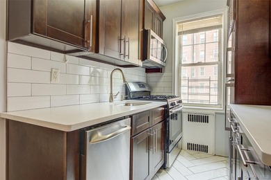FOREST HILLS SOUTH Very sunny & spacious, 1 Bedroom / 1 Bathroom - photo 21