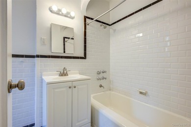 FOREST HILLS SOUTH Very sunny & spacious, 1 Bedroom / 1 Bathroom - photo 29