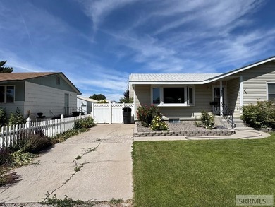 Beautiful nearly 2,000 square foot home located in a great part - photo 2