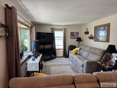 Beautiful nearly 2,000 square foot home located in a great part - photo 4