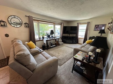 Beautiful nearly 2,000 square foot home located in a great part - photo 5