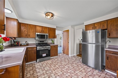 Welcome to 24 Sunbridge Drive! Lovingly maintained by its - photo 10