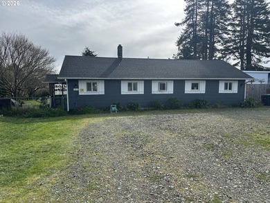 Great opportunity to purchase a duplex on a large lot with - photo 2