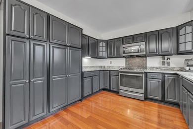 Welcome to this spacious and versatile home featuring 5 bedrooms