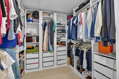 Welcome to this thoughtfully designed 3-bedroom, 2.5-bathroom - photo 22