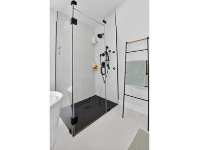 Welcome to this thoughtfully designed 3-bedroom, 2.5-bathroom - photo 27