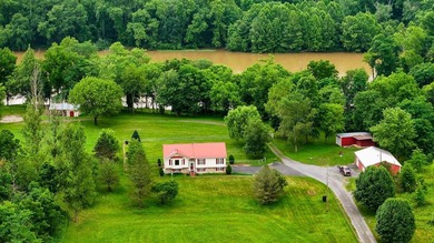 Properties offering extensive river frontage, a quality home, a - photo 1