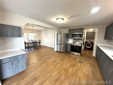 Welcome home to this beautifully remodeled 3-bed, 2-bath home in - photo 9