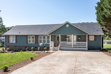 Welcome to your Lake Norman waterfront home! Drought resistant - photo 1