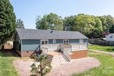 Welcome to your Lake Norman waterfront home! Drought resistant - photo 2