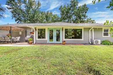 Turnkey lake home with lots to love! Find an updated three - photo 2