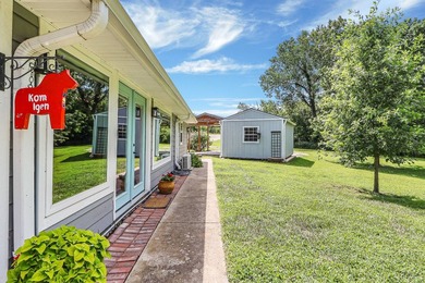 Turnkey lake home with lots to love! Find an updated three - photo 5