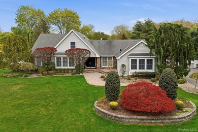 Welcome to this exceptional luxury residence in East Setauket - photo 1