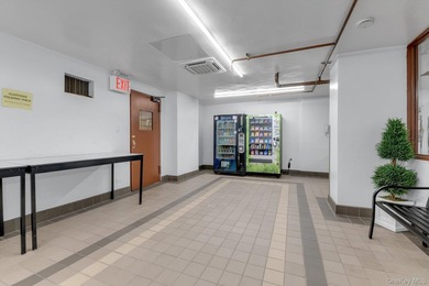Welcome to this spacious one bedroom apartment offering comfort - photo 14