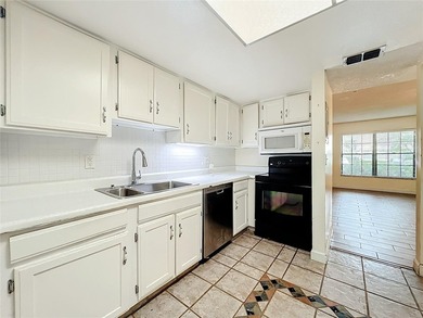 Charming 3 bedroom, 2bath condo in the desirable Village Square - photo 17