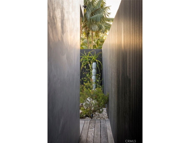 Welcome to a striking architectural residence in the highly - photo 38