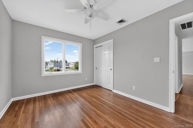 Move right into this beautifully renovated 3-bedroom, 3-bath - photo 11
