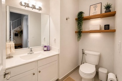 Corner unit, 2-car garage, 3 bedrooms, 2.5 bathrooms. Private - photo 11